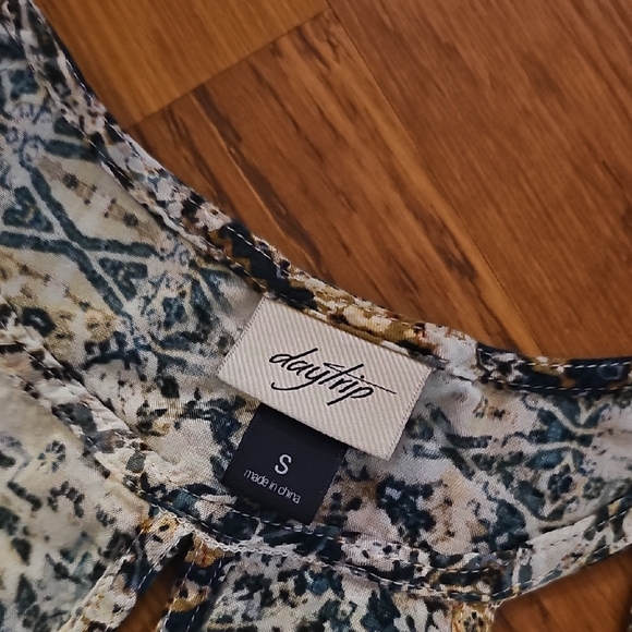 ✨️Daytrip Blue and White Patterned Tank Top. MUST BUNDLE - Picture 4 of 4